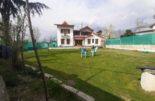 Brein House | Rose Bowl Guest House Home Stay