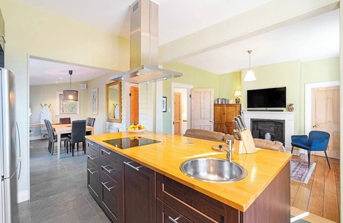 West Hobart House | Rose Cottage Charming Haven near CBD and Waterfront