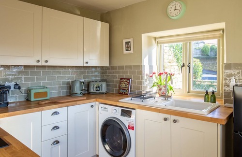 Rodborough Cottage | Rose Cottage, Rodborough - sleeps 6 guests in 3 bedrooms