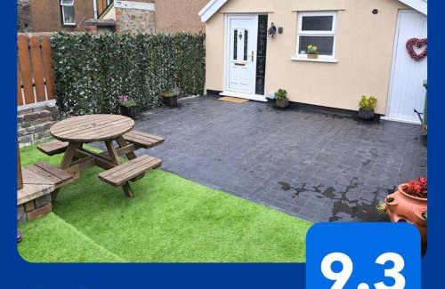 Trecynon House | Rose Cottage Trecynon Traditional 2 bed cottage Zip World Beacons Bike