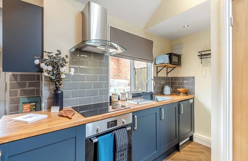 Chipstead Cottage | Rose Cottage - UK49048
