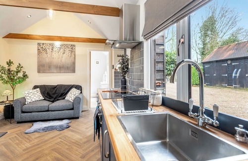 Chipstead Cottage | Rose Cottage - UK49048