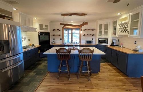 Brenham House | Rose Hill Farms- Relax at Your 12 Acre Farmhouse Retreat !