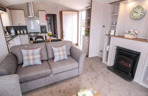 Runswick Bay Cottage | ROSE LODGE, pet friendly, country holiday cottage in Staithes