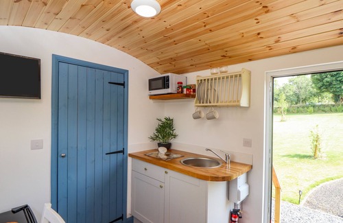 Illogan Cottage | ROSE, romantic, character holiday cottage, with a garden in Illogan