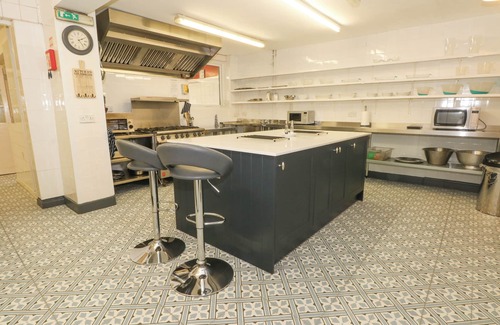 Market Drayton Cottage | ROSEHILL MANOR, family friendly, with pool in Rosehill