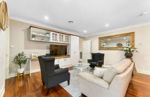 Bletchington House | Roselawn Manor - 5 Bedroom Entertainer