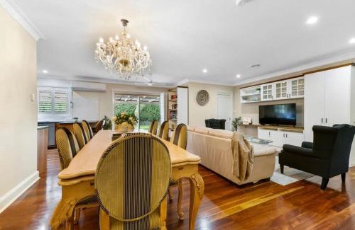 Bletchington House | Roselawn Manor - 5 Bedroom Entertainer