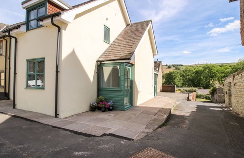 Clun Cottage | ROSEMARY COTTAGE, pet friendly, with open fire in Clun