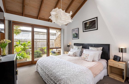Rye House | Roslyn Retreat just a 5 minute brisk walk to Tyrone Beach