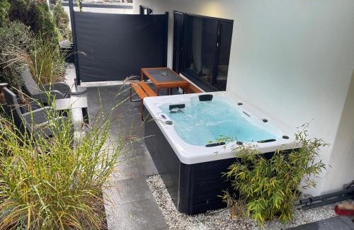 Ueberlingen Apartment | ROSMARIN - Kuschelige Fewo - Romantik & Entspannung im Whirlpool auf privater Terrasse, Ruhe & Hund willkommen - by FerienWohnenAmSee -