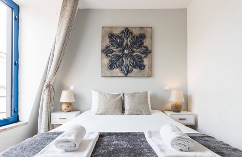 Pena Apartment | Rossio Penthouse Three-Bedroom Apartment w/ River View and Parking - by LU Holidays