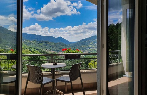 Rota d'Imagna Apartment | Rota Apartments - bilocale NUVOLA con jacuzzi in camera e vista mozzafiato