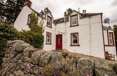 Kirriemuir Cottage | ROTTAL FARMHOUSE, pet friendly, with open fire in Kirriemuir
