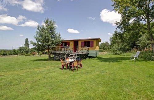 Ambierle House | Roulotte chaleureuse pour 4 pers., paisible, avec étang, animaux, proche de Roanne - FR-1-496-308