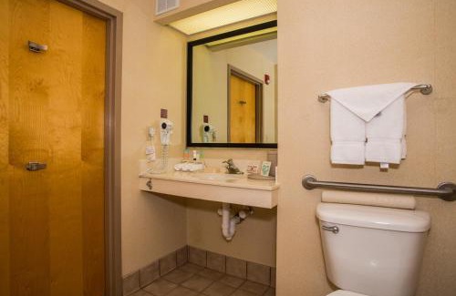 Orange Hotel | Round Hill Inn