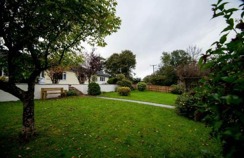 Laugharne House | ROUND PARK- Private and spacious family bungalow with parking