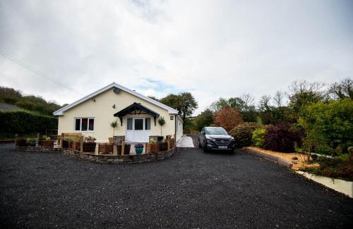 Laugharne House | ROUND PARK- Private and spacious family bungalow with parking