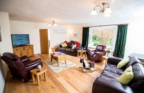 Laugharne House | ROUND PARK- Private and spacious family bungalow with parking