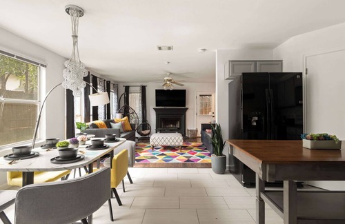 Round Rock House | Round Rocker | Sleeps 14 Guests | Private Yard