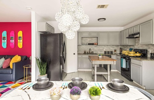 Round Rock House | Round Rocker | Sleeps 14 Guests | Private Yard