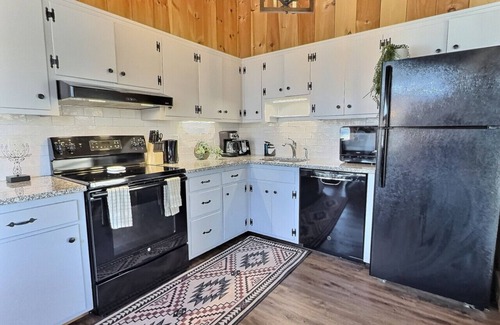 Plymouth House | RoundTop Chalet- Hot Tub, Grill, Hiking!