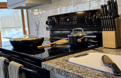 Plymouth House | RoundTop Chalet- Hot Tub, Grill, Hiking!