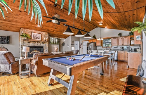 Wears Valley Cabin | Roundtop Mtn Ridge: Free Attraction Tickets, Jetted Bathtub, Pool Table & Mountain Views
