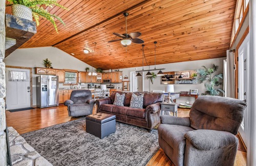 Wears Valley Cabin | Roundtop Mtn Ridge: Free Attraction Tickets, Jetted Bathtub, Pool Table & Mountain Views