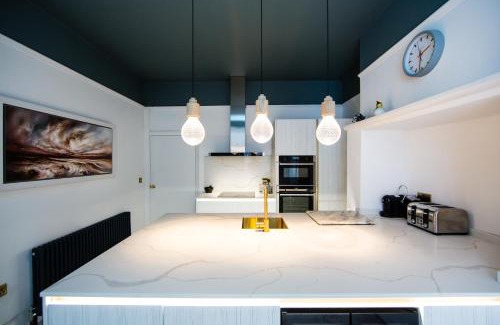 Robin Hood's Bay House | Rounton Villa by Luxury Travel Emporium- Hot Tub - Sea Views - Parking