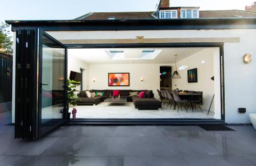 Robin Hood's Bay House | Rounton Villa by Luxury Travel Emporium- Hot Tub - Sea Views - Parking