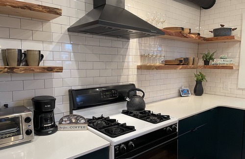 Lancaster House | Row-home 3min drive to Central Market,Office,Patio w/Fire Pit, Artistic Accents