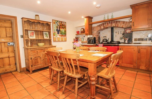 Wentnor Cottage | ROWAN COTTAGE, pet friendly, character holiday cottage in Wentnor
