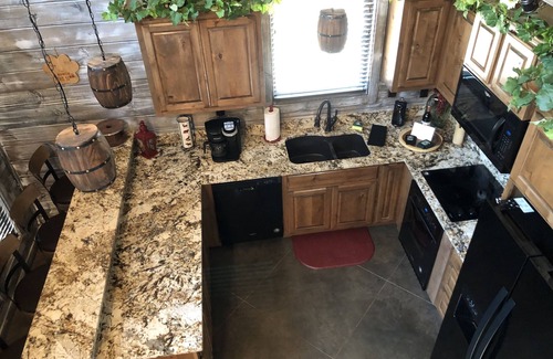 Broken Bow Cabin | Rowdy Bear Cabin-Fort Play Set-Fishing Pond-Foosball-XBox-Gas Grill-Hottub
