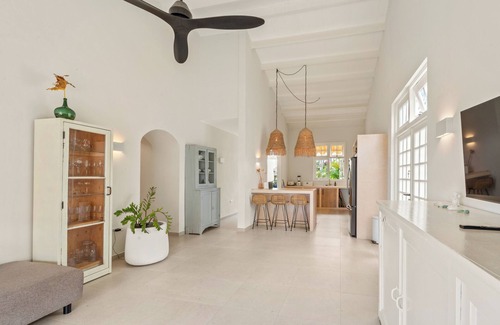 Piscadera Villa | Royal Beach House with sea view and large community pool.