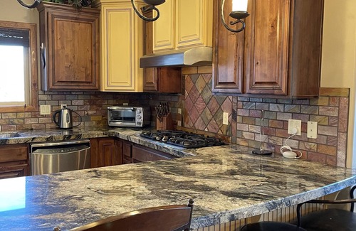 Mammoth Creek House | Royal Mountain Getaway - Cabin Sleeps 22!