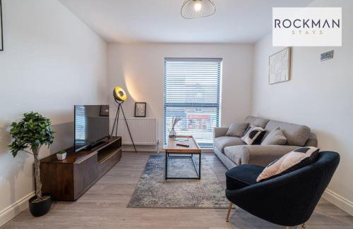 Brentwood Apartment | Royal Oak 9 - FREE PARKING - Perfect for Contractors - Wi-Fi - Long Term Stays