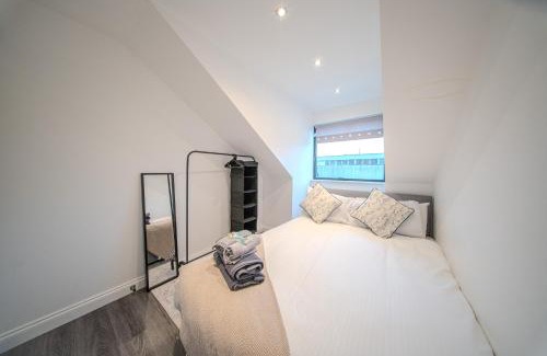 Brentwood Apartment | Royal Oak 9 - FREE PARKING - Perfect for Contractors - Wi-Fi - Long Term Stays