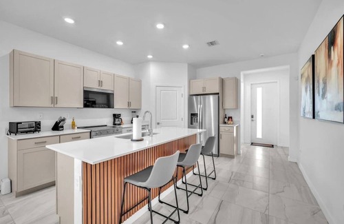 Homestead House | Royal Palm Gateway - Spacious Family Retreat 4/2