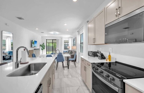 Homestead House | Royal Palm Gateway - Spacious Family Retreat 4/2