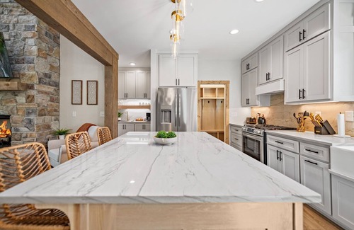 East Ellijay House | Royal Retreat - Brand New, Luxury, Mountain View, 4 Bedrooms, All En Suites!