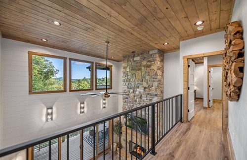 East Ellijay House | Royal Retreat - Brand New, Luxury, Mountain View, 4 Bedrooms, All En Suites!