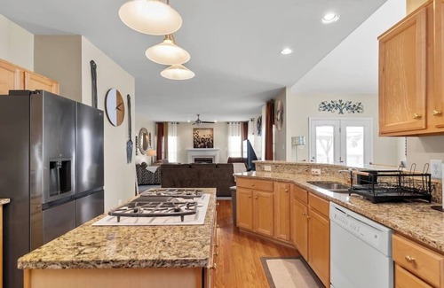 East Highland Park House | Royal Retreat: Luxurious House with 4 King Beds!