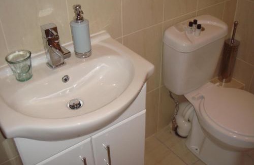 Knightstown Hotel | Royal Valentia Hotel