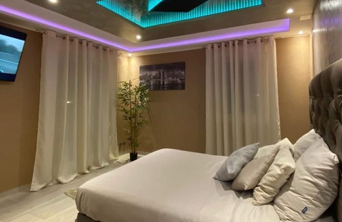 Hautepierre Apartment | Royalspa love apartment with private jacuzzi