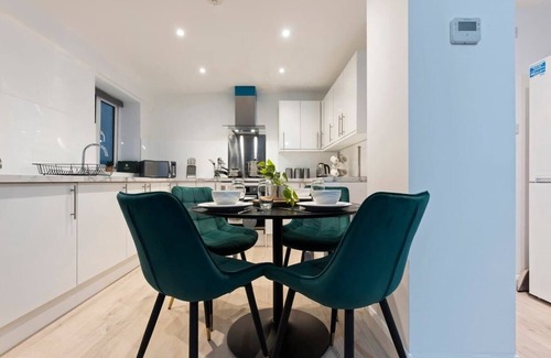 Watford House | Ruby’s Retreat-4 Bed- Contractor Disc- WiFi