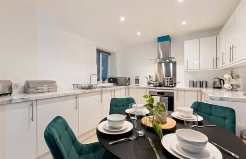 Watford House | Ruby’s Retreat-4 Bed- Contractor Disc- WiFi