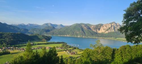 Innerschwand House | Ruhige Bergvilla in Alleinlage am Mondsee mit Seeblick Bergblick und Whirlpool