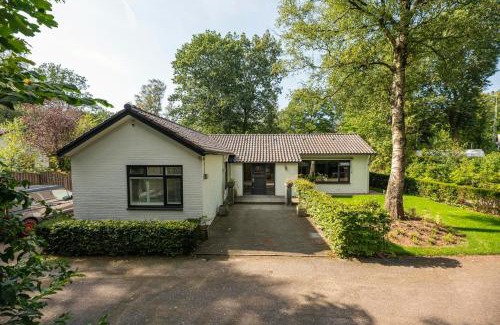 Lieren Villa | Ruime Groepsvilla voor 12 Personen met Terras en Tuin