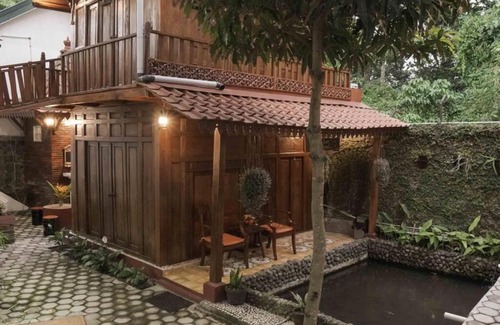 Sinduharjo Ski Chalet | Rumah Kayu Joglo Yudhistira, tepi sungai, 2BR